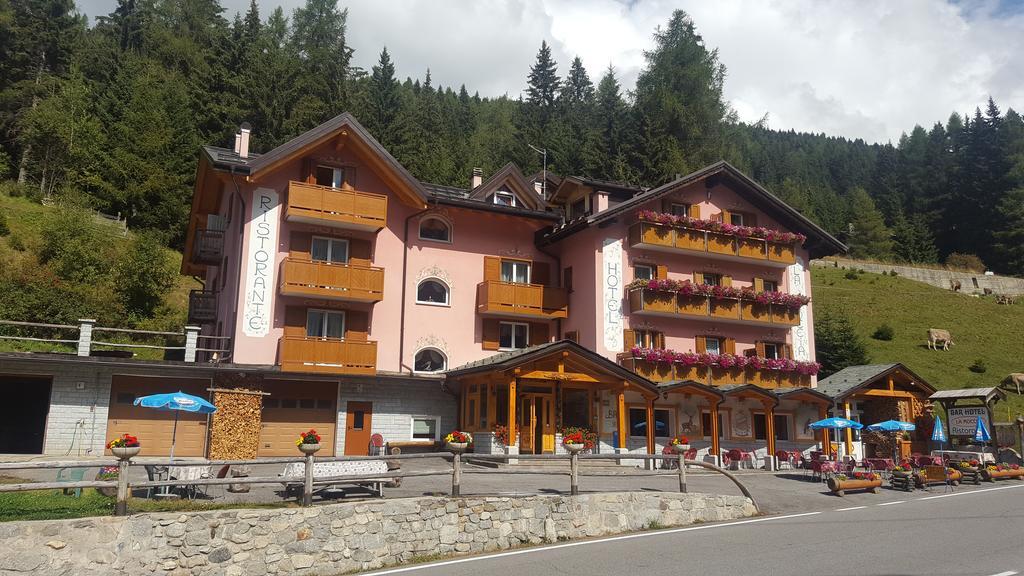 Hotel La Roccia Passo del Tonale Exteriör bild